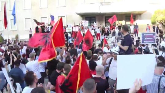 Protestë në Tiranë kundër resortit në Zvërnec! Rama thirrje për bashkëbisedim: Mblidhuni 20 vetë, të flasim! Protestuesit: S’ka dialog