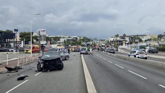 Francë/ Kamioni përplas 23 makina, 37 të plagosur! Shoferin e zuri gjumi në timon