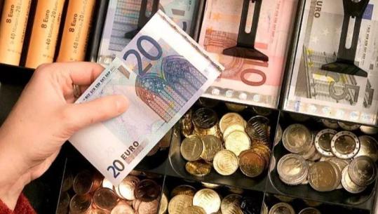 Zhvatën 388 mijë euro nga llogaritë bankare të dy klientëve, arrestohen drejtori dhe zv.drejtori i një filiali banke në Tiranë! Masa sigurie për 10 punonjës të tjerë