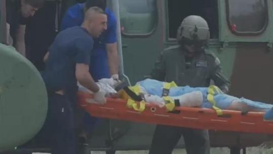 38-vjeçari i plagosur nga shpërthimi i lëndës plasëse në Përmet mbërrin me helikopter në Tiranë