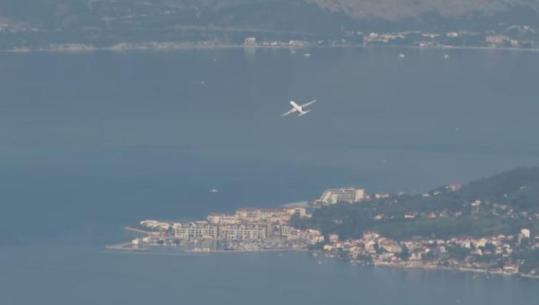 Një avion me 90 pasagjerë nga Beogradi ndalohet në aeroportin e Tivatit, Policia malazeze kontrollon udhëtarët