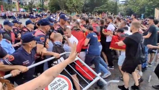 Protesta kundër resortit në Zvërnec/ Protestuesit përplasen me policinë, tentohet kalimi drejt kryeministrisë! Shpërndahen me ujë