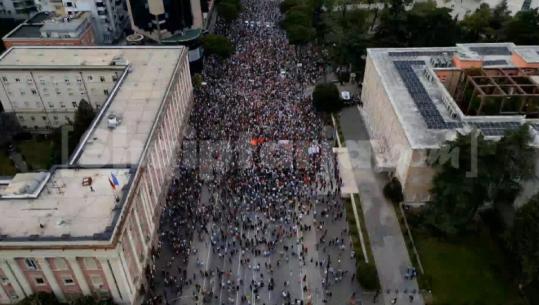 Resorti në Zvërnec/ Dita e 4-t në protestë, çahet kordoni i policisë! Tërhiqen autobotët me ujë, protestuesit shkojnë te kryeministria (VIDEO ME DRON)
