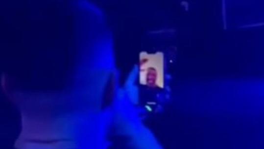 Safet Bajri me telefon në burg, Stresi e merr live me video nga koncerti