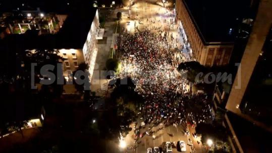 Resorti në Zvërnec/ Dita e 4-t në protestë, protestuesit çanë kordonin e policisë dhe shkojnë te kryeministria! I rezistuan dhe autobotëve me ujë (VIDEO ME DRON)