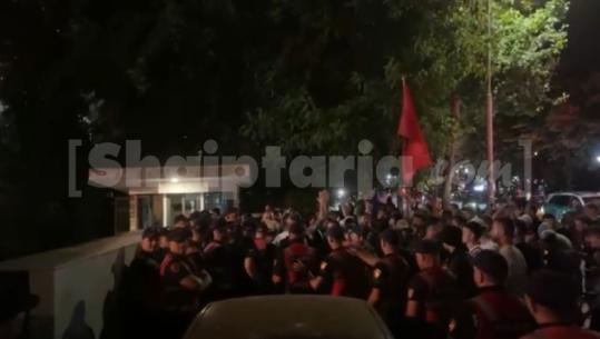 Ndërtimet në Zvërnec/ Protestuesit shkojnë te selia e PD, thërrasin në kor ‘opozitë e shitur’ e 'Sali Komunisti' (VIDEO)
