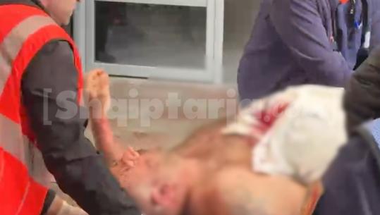 Vrau efektivin e ‘Shqiponjave’ dhe plagosi policin tjetër, momenti kur autori mbërrin në spitalin e Korçës me plumb në bark (VIDEO)