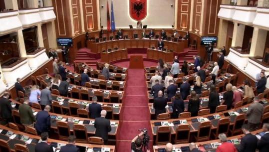 Kuvend/ Një minutë heshtje për policin e rënë në krye të detyrës! Balla: Drejtësia të veprojë me dënimin maksimal ndaj autorit  