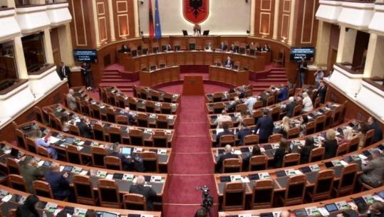 REAGIMET/ Një minutë heshtje në Kuvend për vrasjen e policit! Krerët e shtetit e politikës: Ndëshkim maksimal për autorin