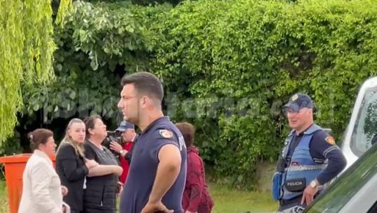 Momenti prekës/ Familjarë e policë shpërthejnë në lot për plagosjen e efektivit në Maliq (VIDEO)