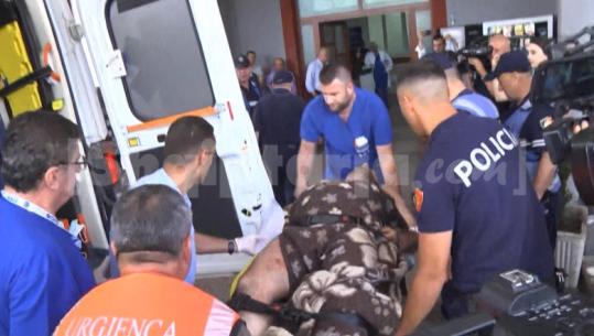 Me 1 plumb në bark dhe 2 në duar, autori mbërrin me ambulancë në spitalin e Traumës (VIDEO)