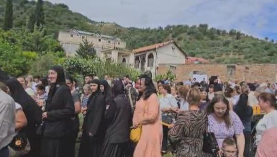 Festa e Shën Joan Vladimirit mbledh qindra pelegrinë, lutje dhe ndezje qirinjsh në Shijon të Elbasanit