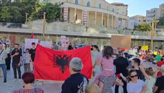 Me flamuj dhe pankarta në Durrës qytetarët e Durrësit sërish protestë për projektin në Zvërnec