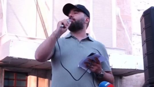 Tiranë/ Protestuesi i drejton 5 kërkesa Ramës: Nga dorëheqja te shfuqizimi i Paketës së Maleve