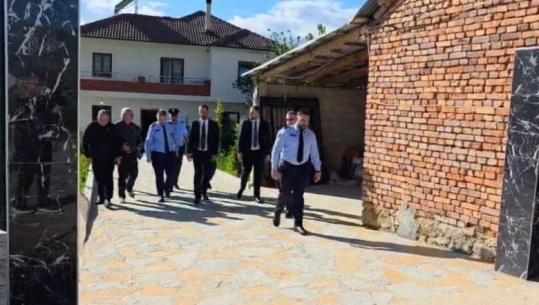 U vra në krye të detyrës gjatë një operacioni në Maliq, ministri Lamallari dhe Skënder Hita shkojnë për ngushëllim në familjen e efektivit të ndjerë Enea Mekolli