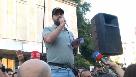 Tiranë/ Protestuesi i drejton 5 kërkesa Ramës: Nga dorëheqja te shfuqizimi i Paketës së Maleve