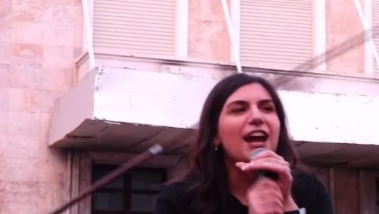 Emigrantja shqiptare nga Suedia në protestën kundër resortit në Zvërnec: Më keni dhënë shpresë për herë të parë në jetën time
