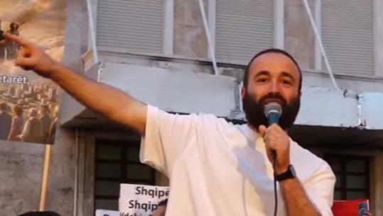 'Zvërneci'/ Protestuesi para Kryeministrisë: Shqipëria është e jona, jo e disa maskarenjve që duan ta shesin