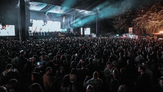 Black Coffee ‘ndez’ Tiranën, nata që bëri bashkë qindra adhurues të muzikës elektronike