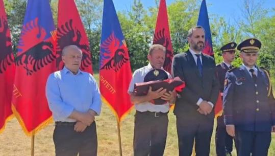 Lamtumira e Enea Mekollit, familjes i dorëzohen kapela dhe certifikata! Policia qëllon në ajër në shenjë nderimi