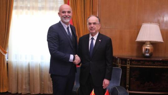 Ambasadori i Maqedonisë së Veriut në Tiranë i dorëzon letrat kredenciale Bajram Begajt! Presidenti: Shqiptarët në RMV janë një faktor shtetndërtues dhe garantues i stabilitetit