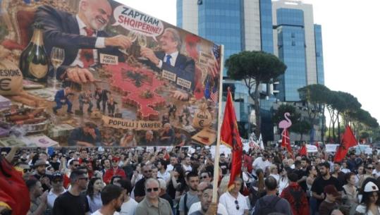 'Zvërneci' Me pankarta kundër keqqeverisjes, protestuesit mbërrijnë para Kryeministrisë, kërkojnë dorëheqjen e qeverisë Rama