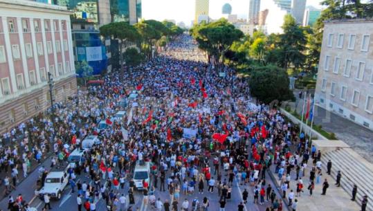 LIVE TV- ‘Atdheu nuk është në shitje’, banorët 6 ditë protestë kundër resortit në Zvërnec: Shqipëria është e jona
