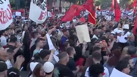 Fëmija humbet në mes të turmës, protestuesit e bashkojnë me prindërit
