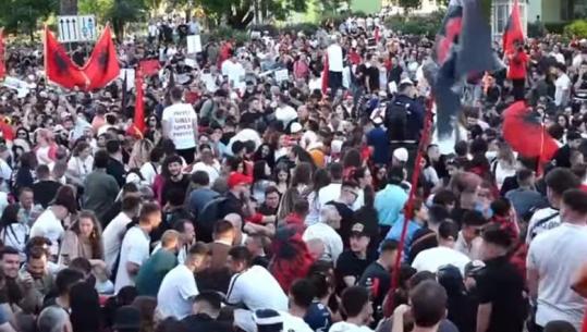 Humbet sërish një vajzë në mes të turmës para Kryeminstrisë! Kërkohet ndërhyrja e Policisë