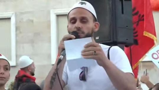 Me plis në kokë, protestuesi: Synimi është që të na heqin dhe të na zëvendësojnë, por Shqipëria është e jona