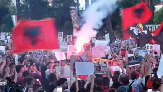 Flakdanë në mes të turmës para kryeministrisë, protestuesi: Po helmoni fëmijët dhe gratë