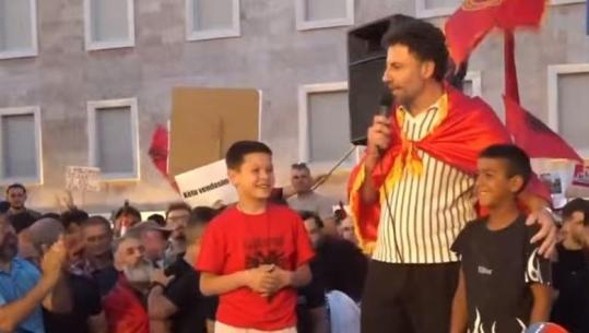 Protestuesi para kryeministrisë: Mos guxoni të shkelni fëmijët tanë