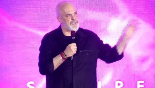 Rama ndalon fjalën në Vlorë gjatë thirrjes së Ezanit: Ma lini mua kur mbaron, se unë jam i pafe, që i njoh të gjitha fetë