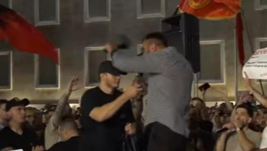 Sharje ndaj Berishës dhe Ramës në protestë, protestuesit i heqin mikrofonin folësit