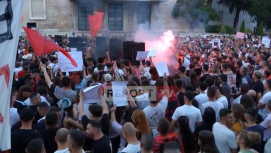 Flakdanë në mes të turmës, protestuesi: Po helmoni fëmijët dhe gratë (VIDEO)