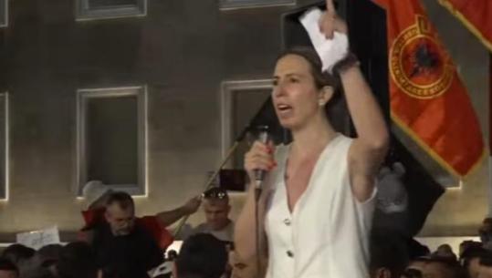 'Në 35 vite, njëri më maskara se tjetri', protestuesja shpërthen ndaj klasës politike në Shqipëri: Boll më, duam drejtësi!