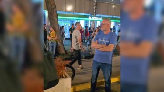 Protesta kundër investimit në Zvërnec, ambasadori Gonzato kalon mes qytetarëve në Bulevardin Dëshmorët e Kombit