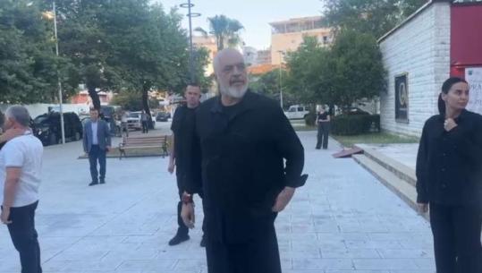 Gazetari italian i ‘zë rrugën’ kryeministrit në Vlorë: A s’ju duket se i përuleni shumë liderëve perëndimorë? Batuta e Ramës: Në gjunjë vetëm Melonit (VIDEO)