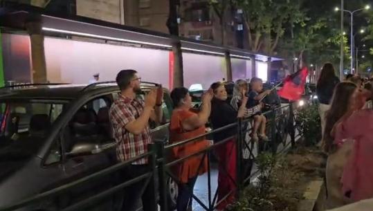 Protestuesit marshojnë drejt ‘Zogut të Zi’, qytetarët dalin nga makina dhe i duartokasin