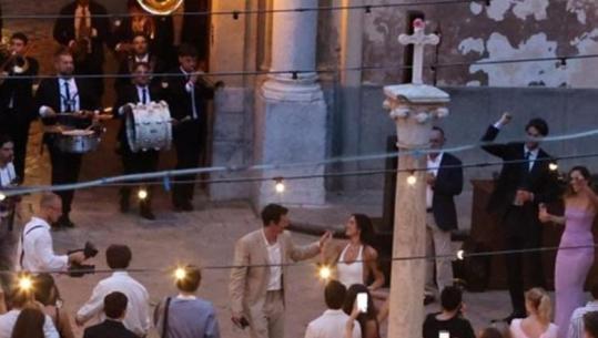  Itali/ Dua Lipa dhe Callum Turner nisin në Palermo festimet për martesën, muzikë deri në orët e para të mëngjesit! Sonte do të performojë Elton John