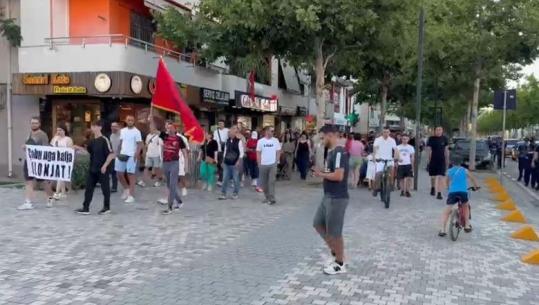 Protestë kundër resortit në Zvërnec edhe në Vlorë, qytetarët në kor: Çohuni nga kafja