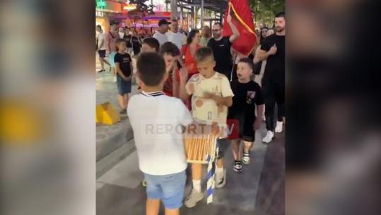 Protesta për Zvërnecin/ Me daulle, fëmijët në Vlorë thirrje qytetarëve: Çohuni nga kafja