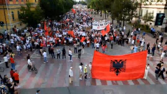 LIVE TV- ‘Shqipëria nuk është e tradhtarëve’, qytetarët sërish në protestë kundër resortit në Zvërnec! Nis marshimi drejt Kryeministrisë