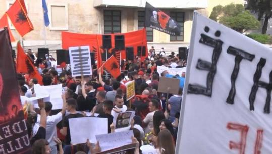 LIVE TV/ 1 javë protestë kundër resortit në Zvërnec, qytetarët mblidhen para Kryeministrisë: Dorëheqje, Shqipëria nuk është e tradhtarëve