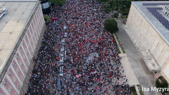 LIVE TV/ 1 javë protestë kundër resortit në Zvërnec, qytetarët para Kryeministrisë: Dorëheqje, Shqipëria nuk është e tradhtarëve! Të rinjtë nga Kosova: Jemi me ju