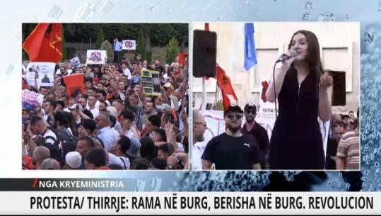 Sopranoja ‘rrëqeth’, ne protestë, këngon ‘Rrjedh në këngë e ligjërime’ të Vaçe Zelës