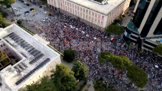 LIVE TV/ 1 javë protestë kundër resortit në Zvërnec, qytetarët para Kryeministrisë: Dorëheqje, Shqipëria nuk është e tradhtarëve! Të rinjtë nga Kosova: Jemi me ju
