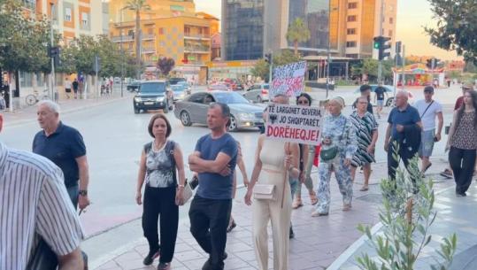 ‘Çohuni nga kafja’ dhe në Fier, qytetarët në protestë kundër ndërtimit të resortit në Zvërnec (VIDEO)