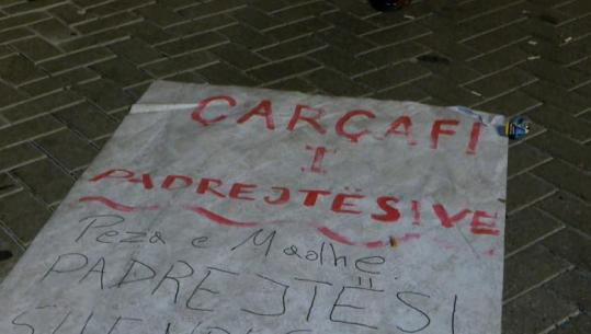 ‘Çarçafi i padrejtësive’, ‘dhurata’ që protestuesit i lanë në shesh kryeministrit Edi Rama