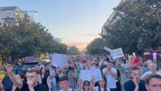 ‘Çohuni nga kafja’, qytetarët në Elbasan sërish në protestë për Zvërnecin